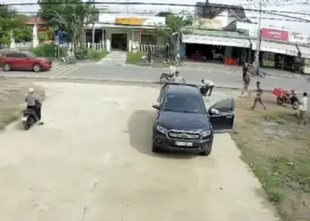 Camera an ninh ghi lại cảnh ô tô bán tải tông 2 cụ bà đang ngồi trò chuyện bên đường ở xã Sơn Mỹ